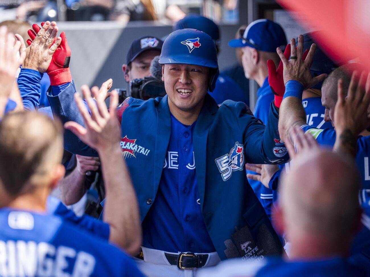 マーリンズ戦の6回、勝ち越しの11号ソロを放ち、ベンチで迎えられるブルージェイズ・岡本＝トロント（ゲッティ＝共同）