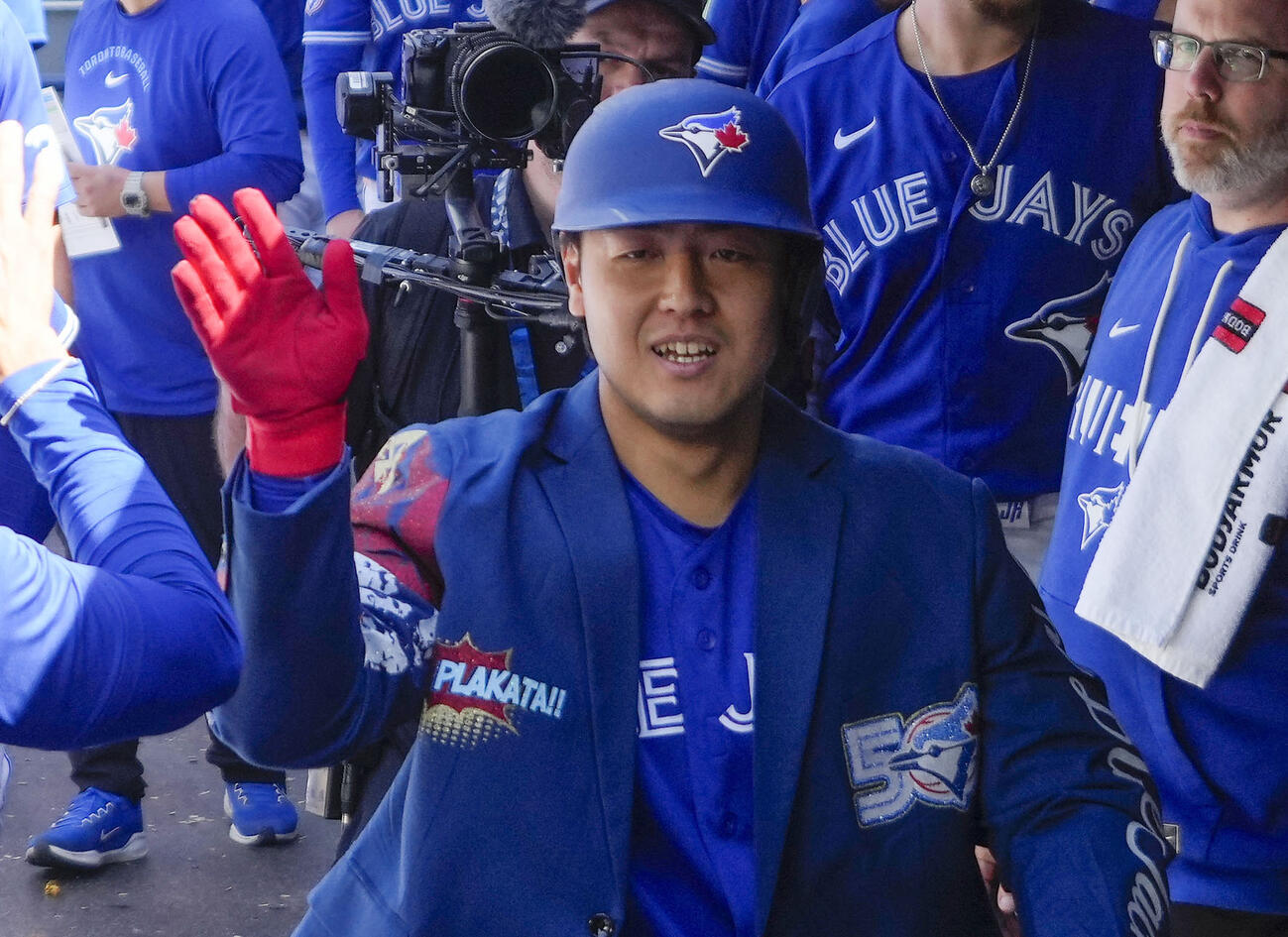 マーリンズ戦の6回、勝ち越しの11号ソロを放ち、ベンチで迎えられるブルージェイズ・岡本＝トロント（ロイター＝共同）