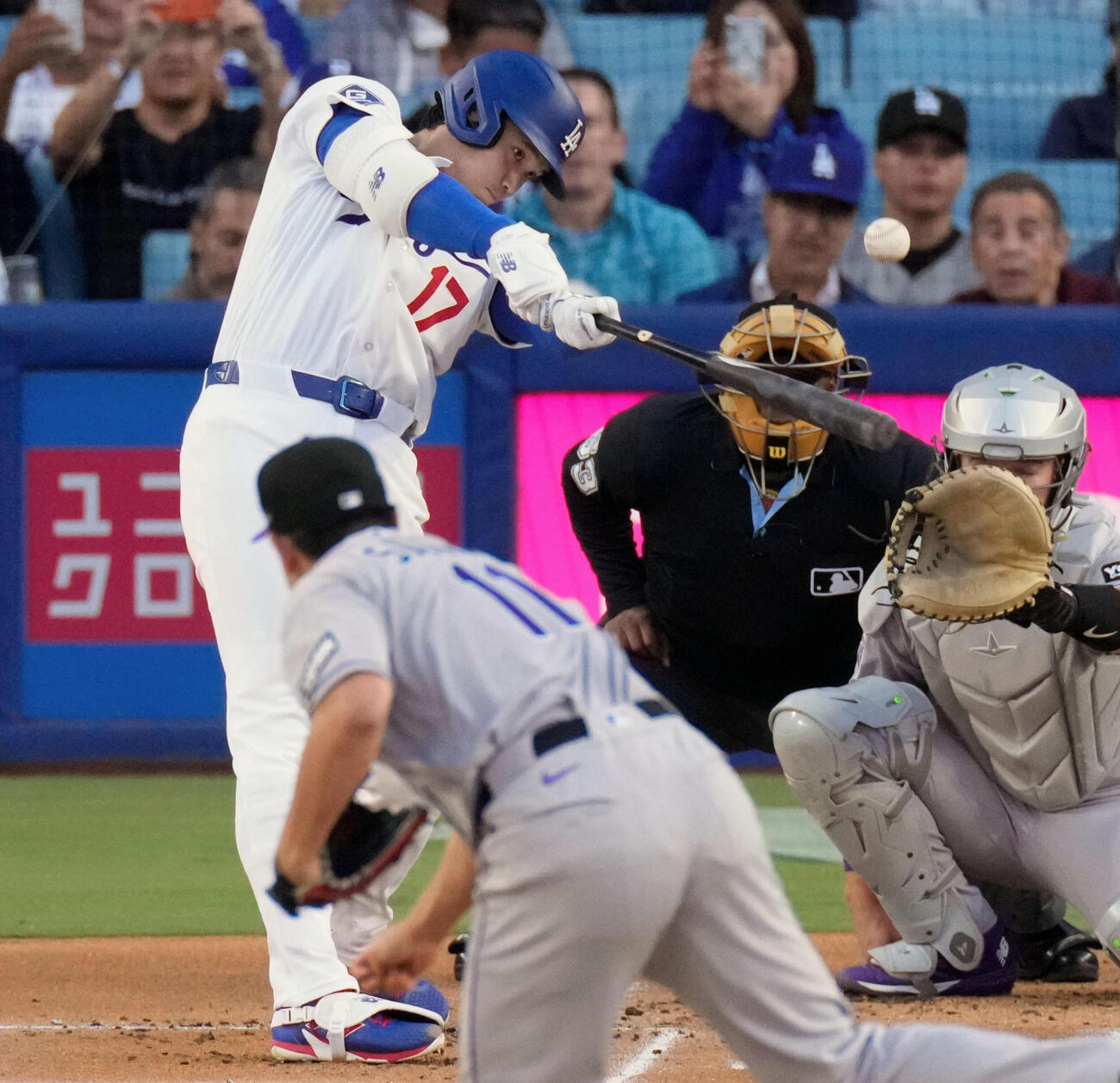 ロッキーズ戦の1回、菅野（手前）から、9号となる先頭打者本塁打を放つドジャース・大谷＝ロサンゼルス（AP＝共同）
