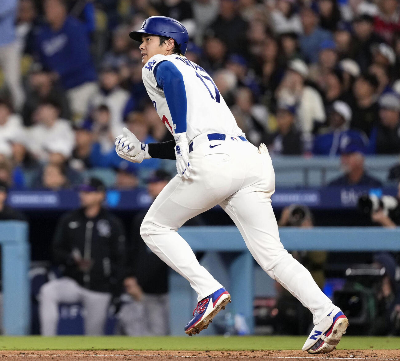 ロッキーズ戦の7回、左飛に倒れたドジャース・大谷＝ロサンゼルス（共同）