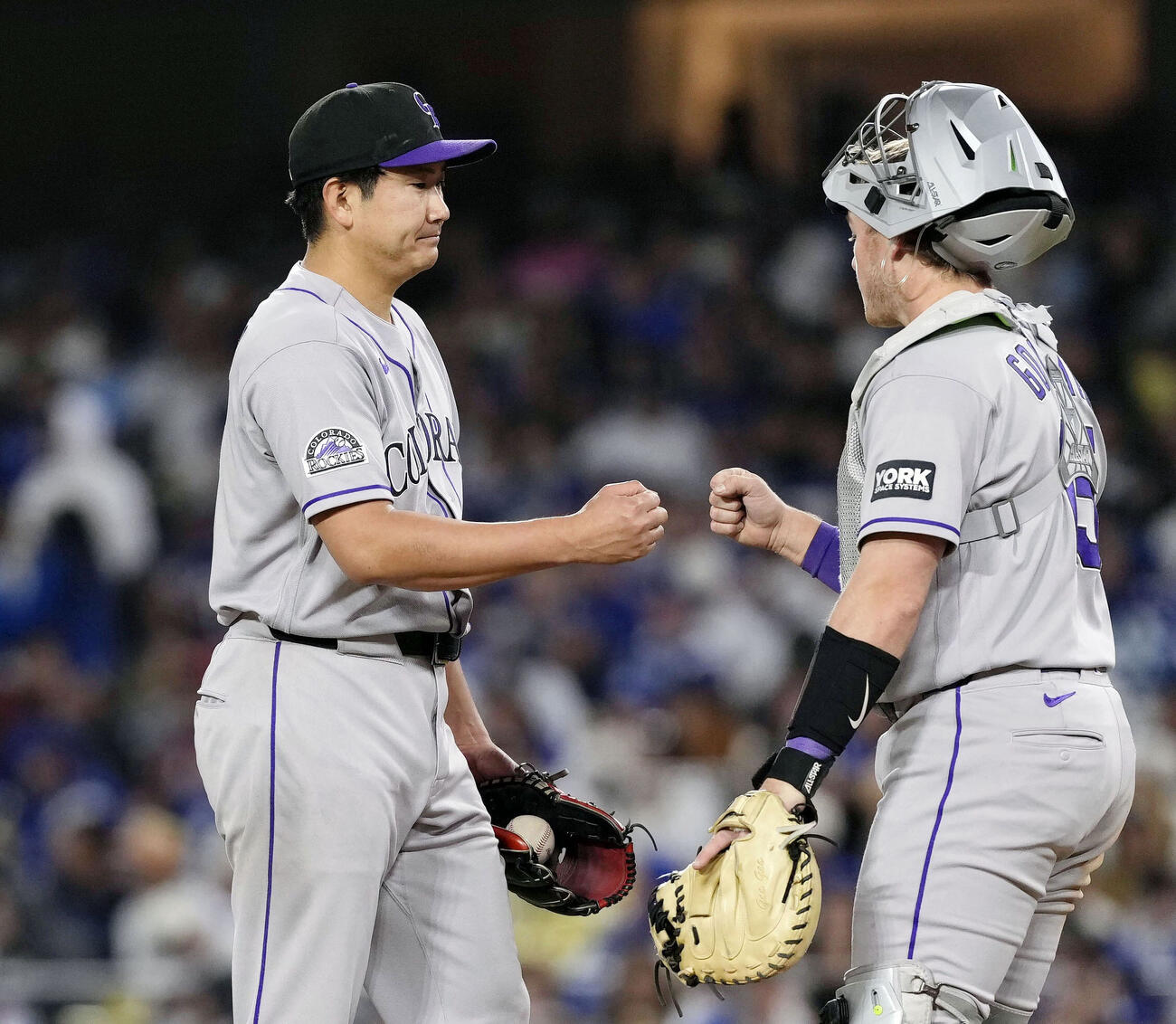 ドジャース戦の5回途中、降板するロッキーズ菅野（共同）