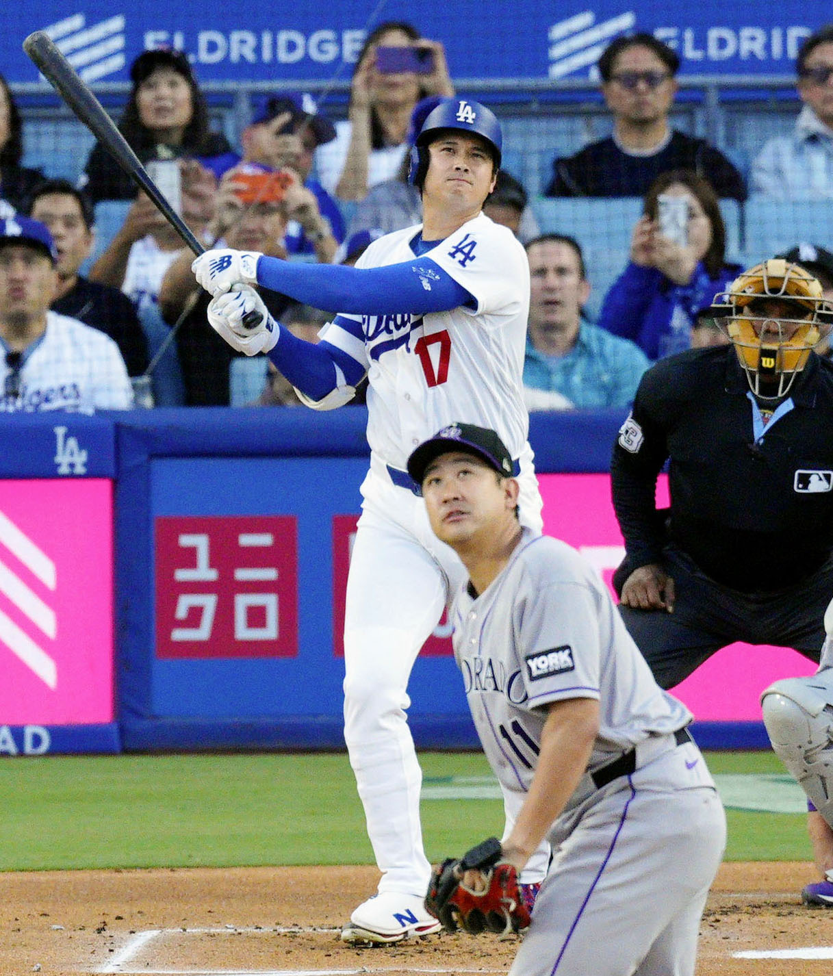 ロッキーズ戦の1回、菅野（手前）から、9号となる先頭打者本塁打を放つドジャース・大谷＝ロサンゼルス（共同）