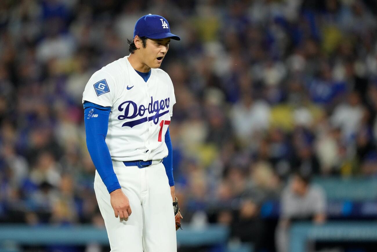 5回を投げ終えベンチに戻るドジャース大谷(AP)