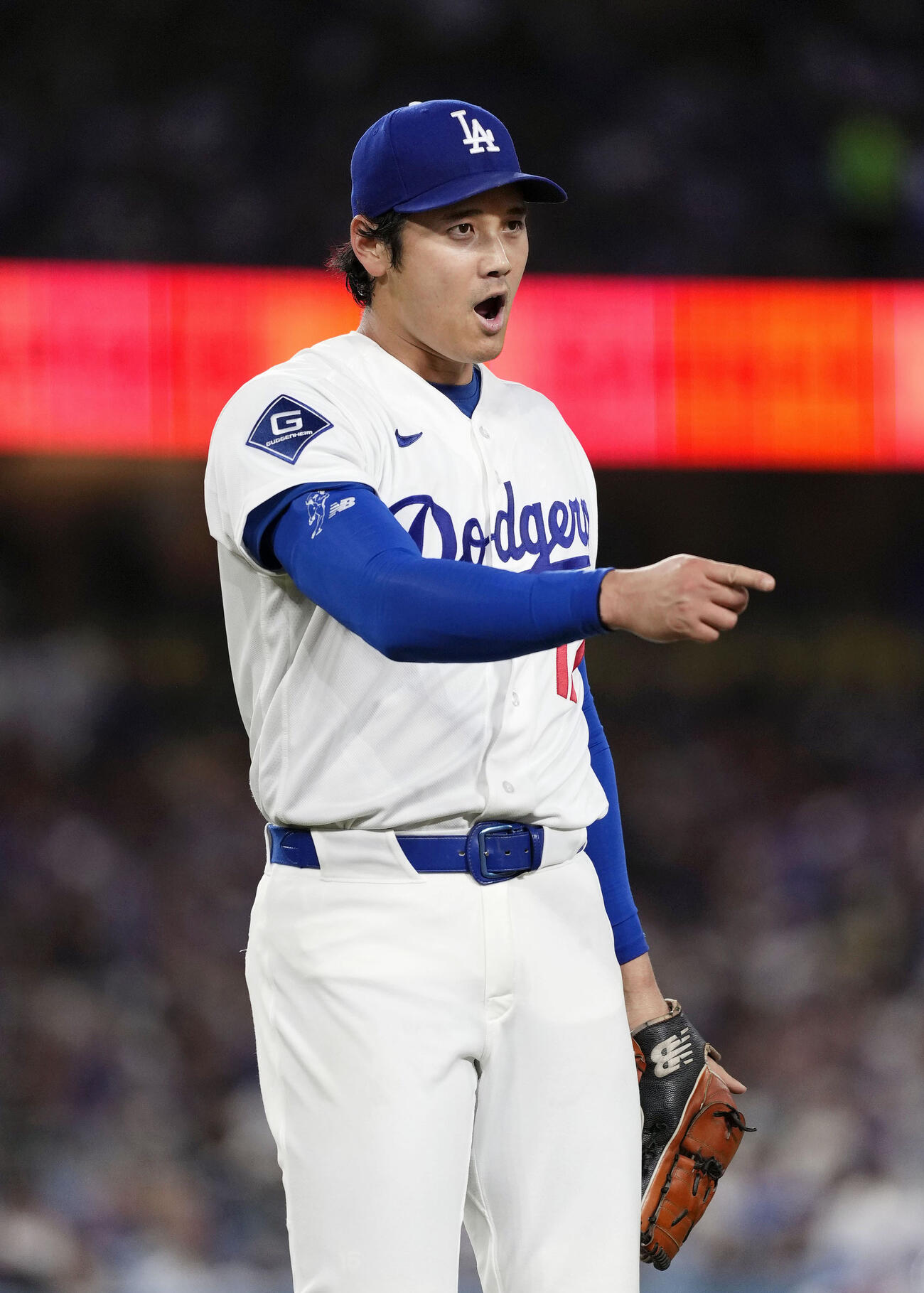 ロッキーズ戦の4回、味方の好守をたたえるドジャース大谷（共同）