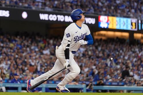 フィリーズ戦3回に10号ソロを放つドジャース大谷翔平(AP)