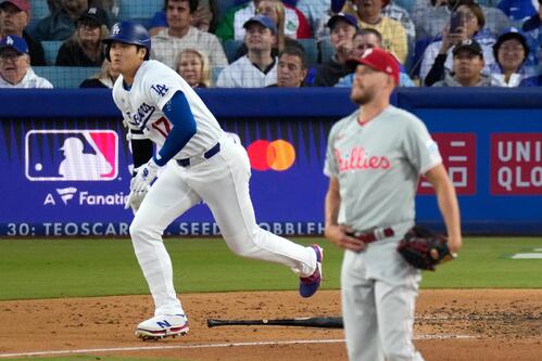 フィリーズ戦3回に10号ソロを放つドジャース大谷翔平(AP)