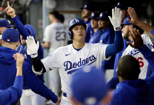 フィリーズ戦の3回、10号ソロを放ち祝福されるドジャース大谷(共同)