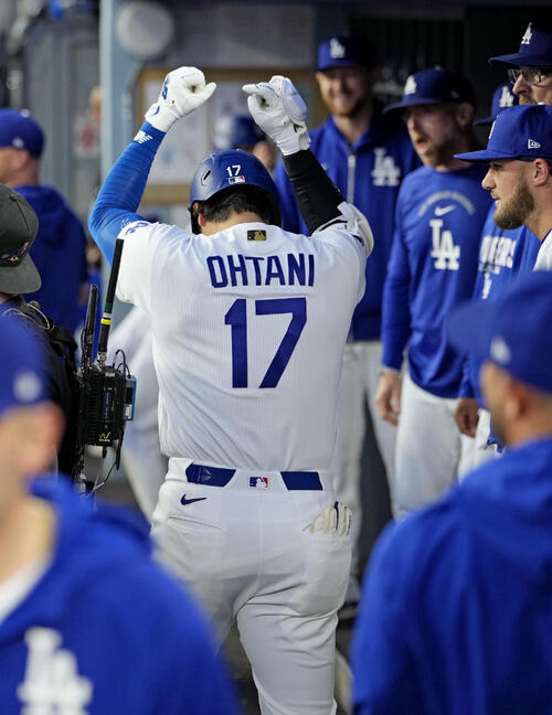 フィリーズ戦の3回、10号ソロを放ちベンチで喜ぶドジャース大谷(共同)
