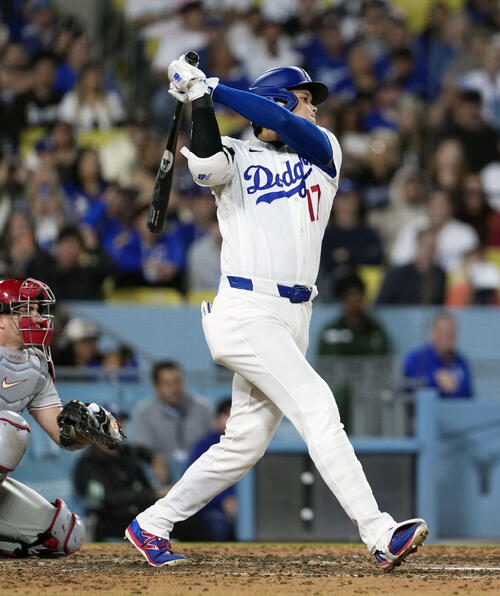 フィリーズ戦の8回、中前打を放つドジャース大谷(共同)