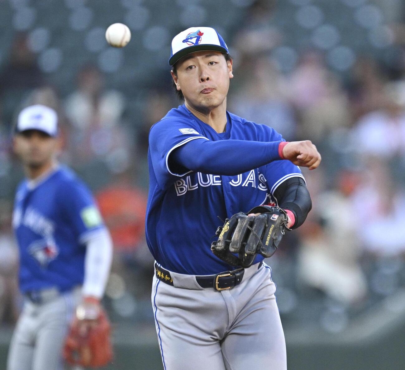 オリオールズ戦の2回、一塁へ送球するブルージェイズの三塁手岡本（ゲッティ＝共同）
