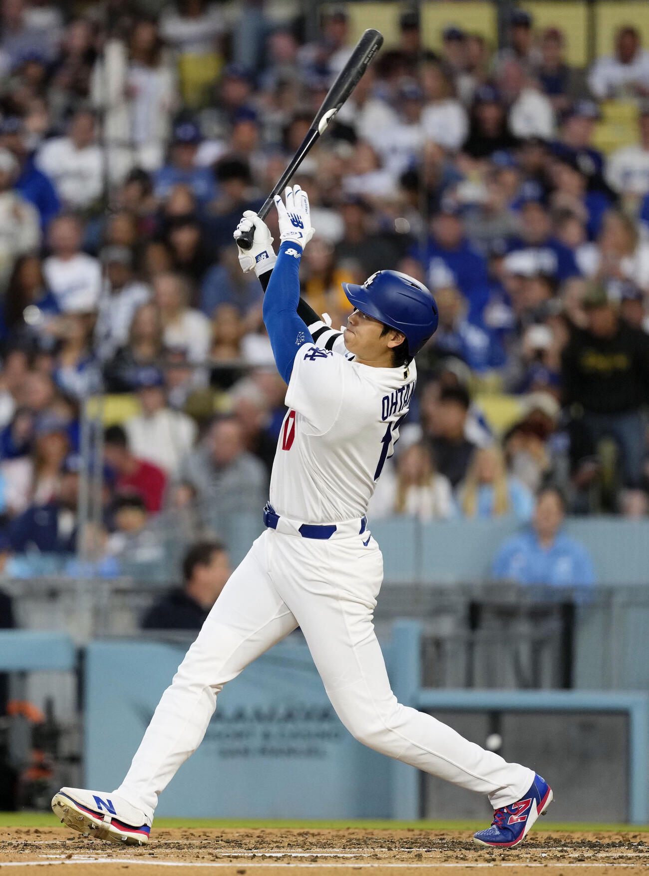 フィリーズ戦の3回、10号ソロを放つドジャース・大谷＝ロサンゼルス（共同）
