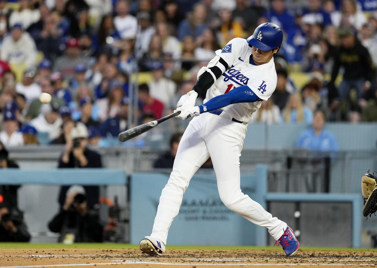 フィリーズ戦の3回、10号ソロを放つドジャース・大谷＝ロサンゼルス（共同）