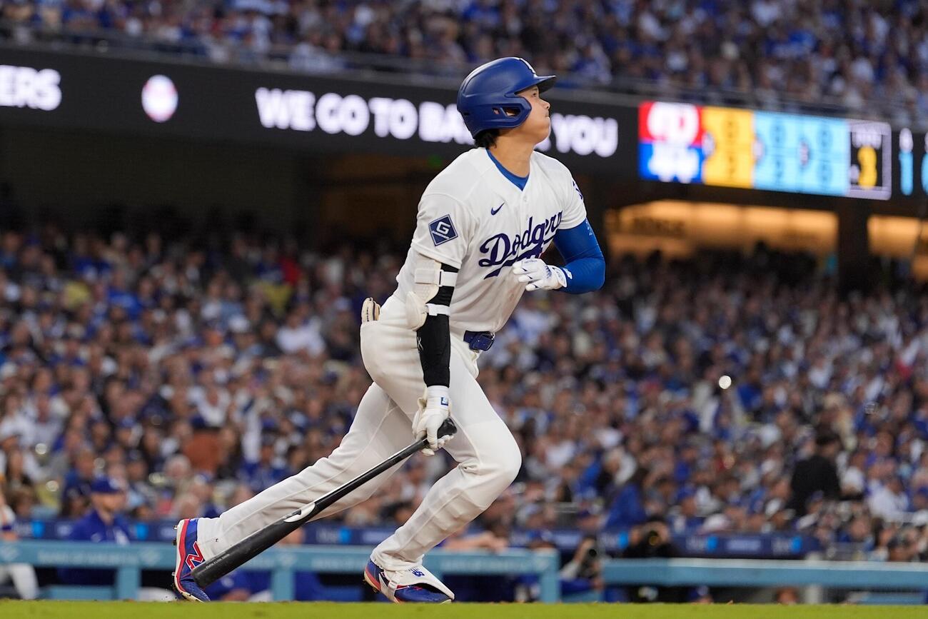 フィリーズ戦の3回、10号ソロを放つドジャース大谷翔平（AP）