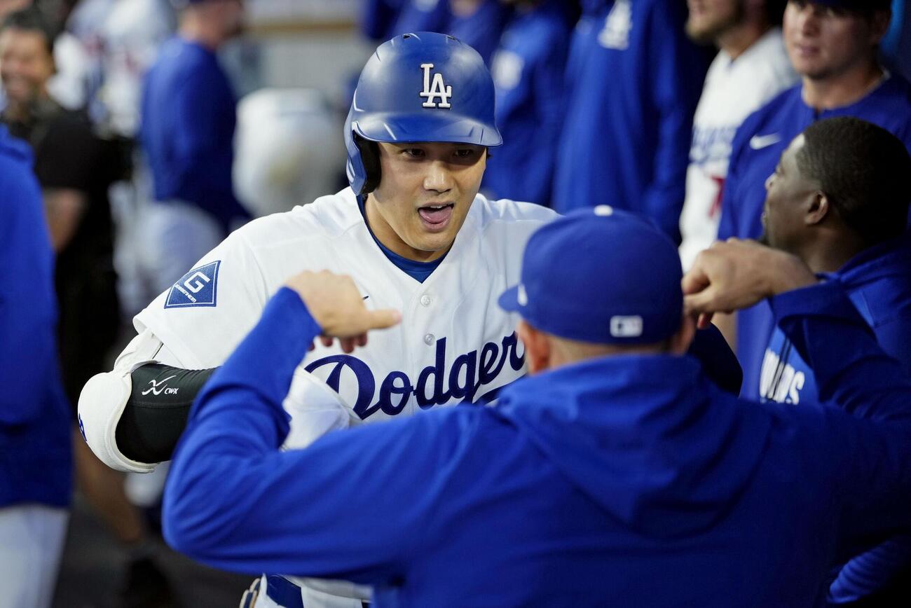 フィリーズ戦の3回、10号ソロを放ちベンチでポーズをとるドジャース大谷（共同）