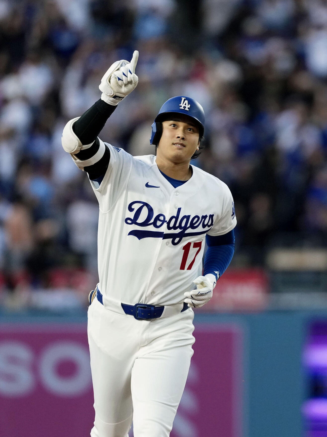 フィリーズ戦の3回、10号ソロを放ち塁を回るドジャース大谷（共同）