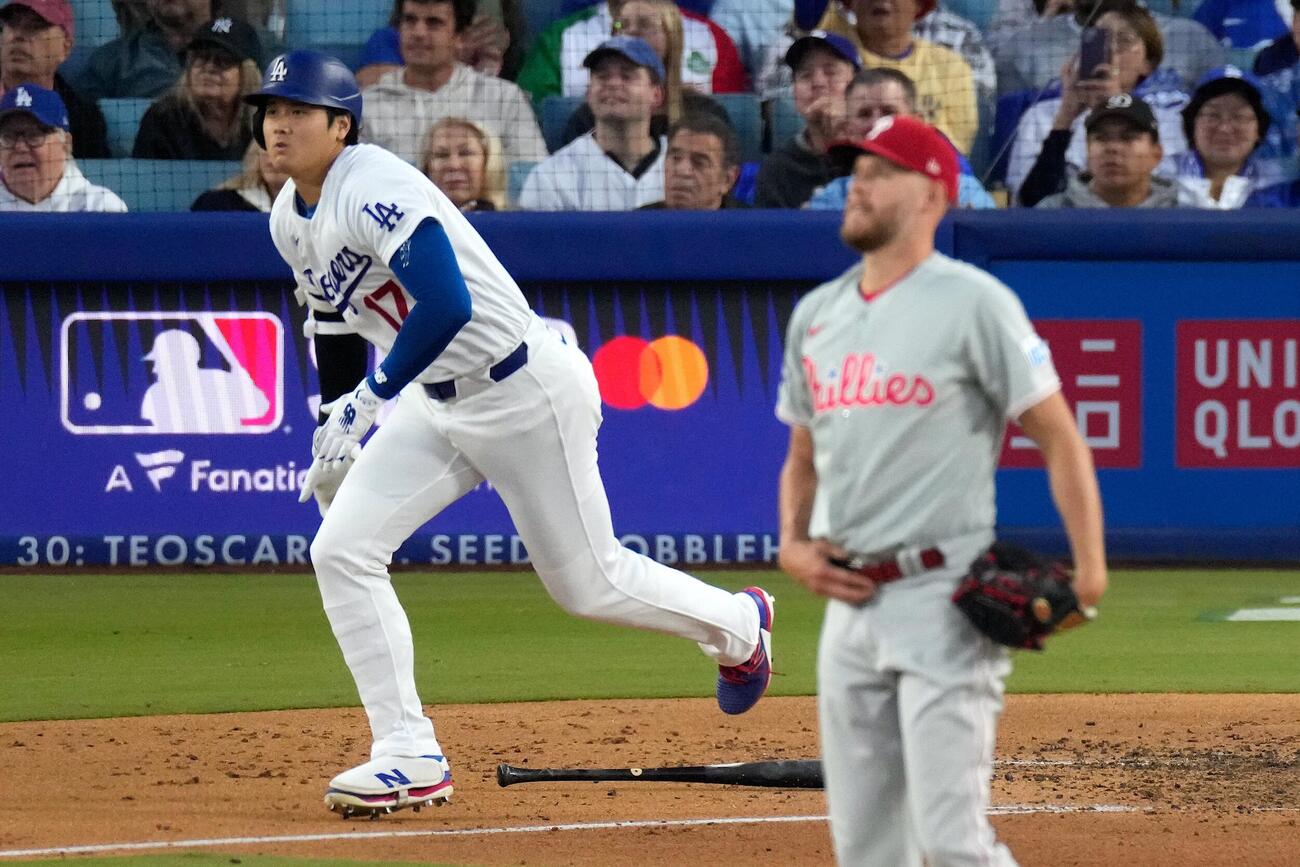 フィリーズ戦3回に10号ソロを放つドジャース大谷翔平（AP）