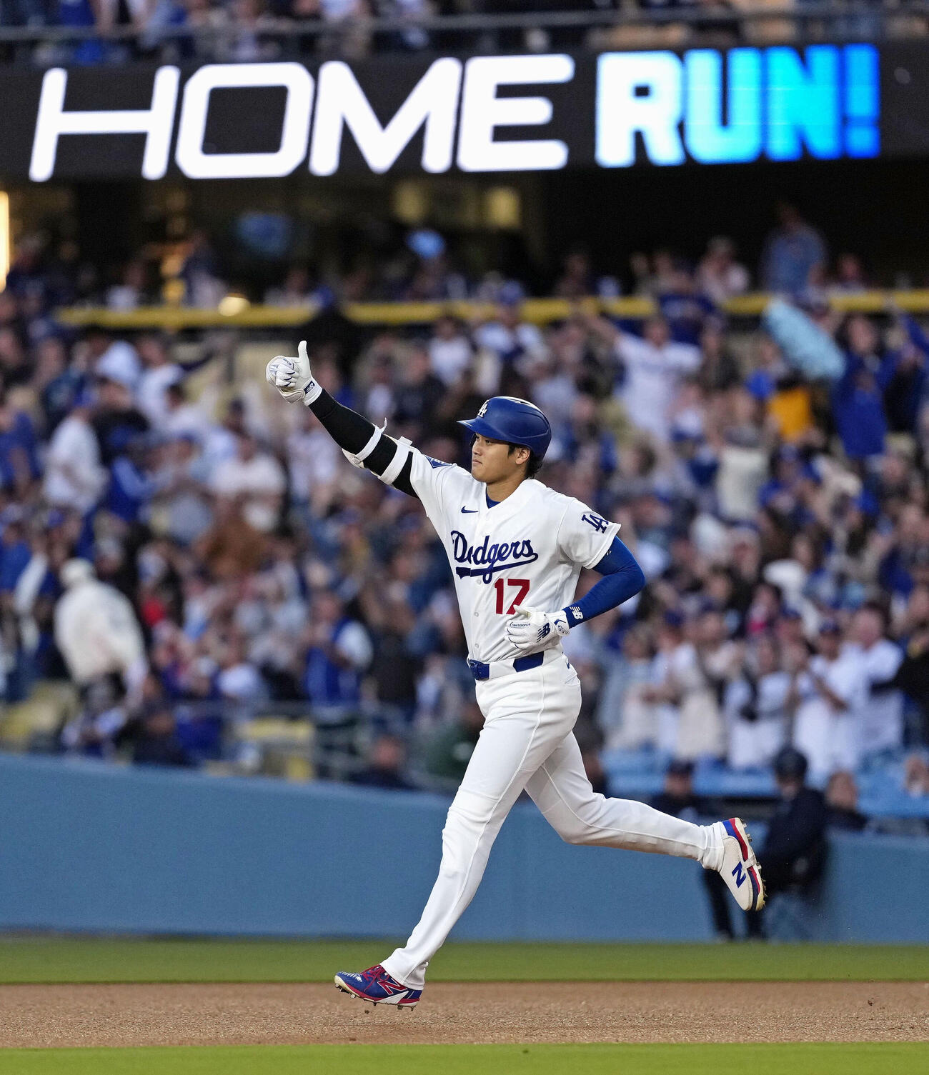 フィリーズ戦の3回、10号ソロを放ち塁を回るドジャース大谷（共同）