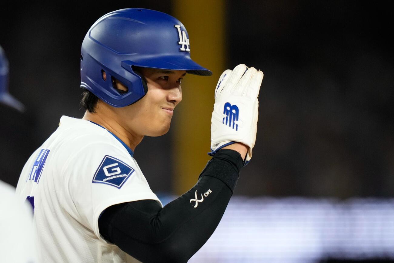 フィリーズ戦の6回、一塁塁審とコミュニケーションを取るドジャース大谷翔平（AP）
