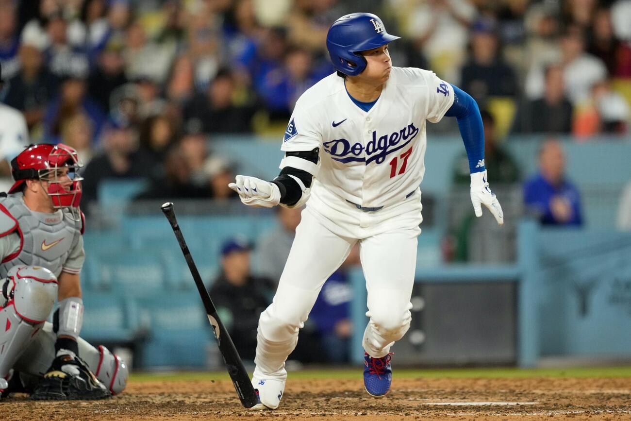 フィリーズ戦の8回、安打を放つドジャース大谷翔平（AP）