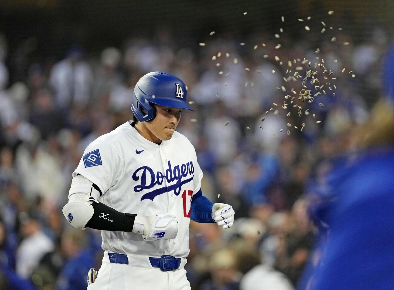 フィリーズ戦の3回、10号ソロを放ちヒマワリの種で祝福されるドジャース大谷（共同）