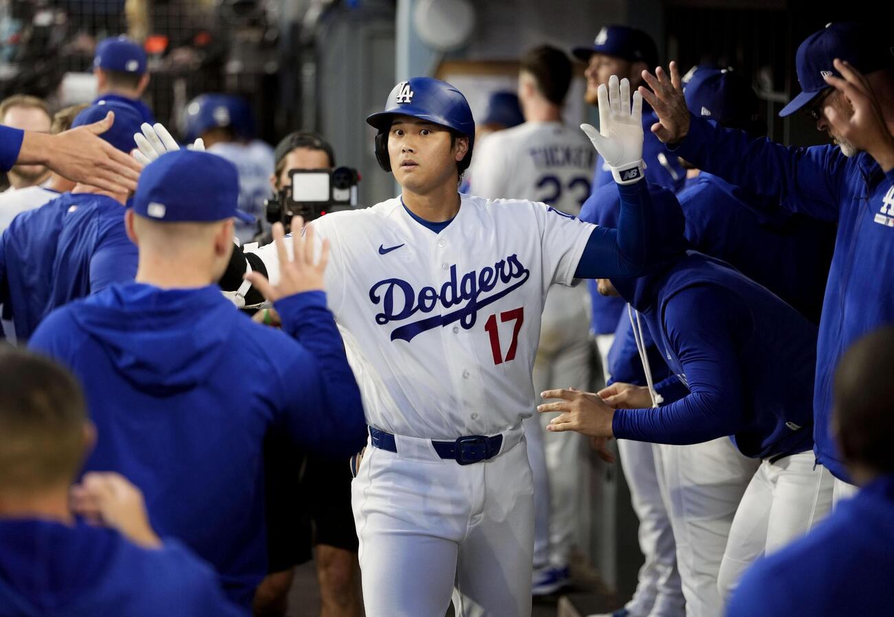 フィリーズ戦の3回、10号ソロを放ち祝福されるドジャース大谷（共同）