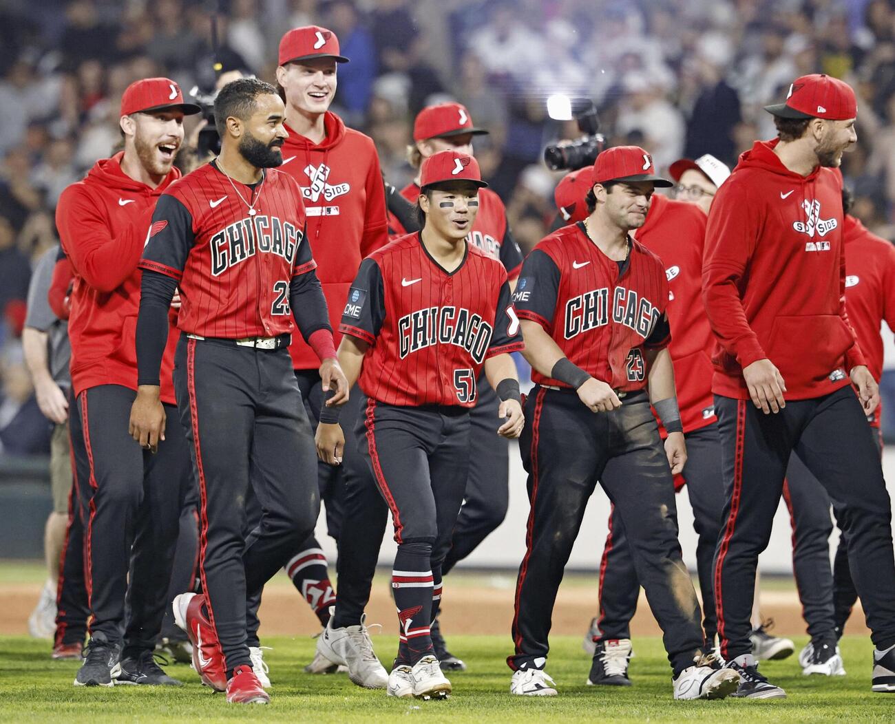 タイガースにサヨナラ勝ちし、引き揚げるホワイトソックス・西田（左から4人目）（共同）