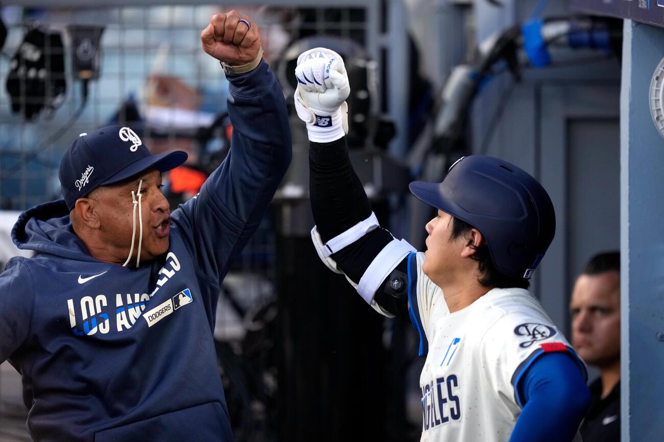 あいさつを交わすドジャース大谷翔平とロバーツ監督（AP）