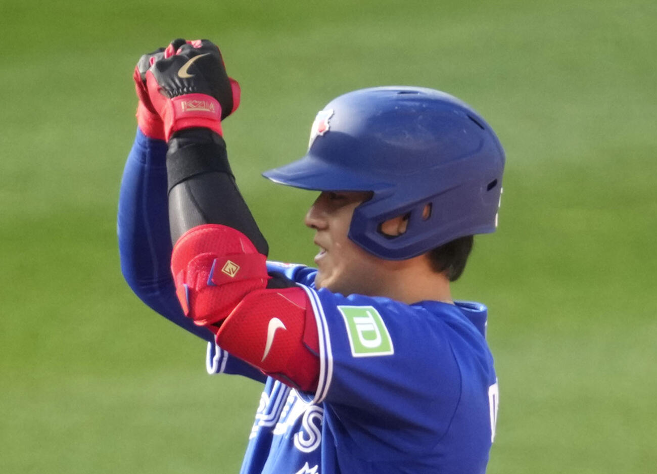 オリオールズ戦の8回、2点適時二塁打を放ったブルージェイズ岡本（ゲッティ＝共同）