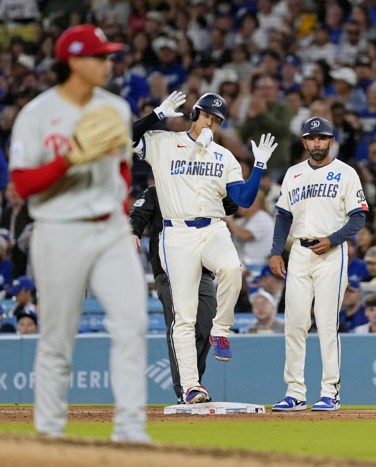 フィリーズ戦の4回、右前打を放ち、ポーズをとるドジャース大谷翔平（共同）