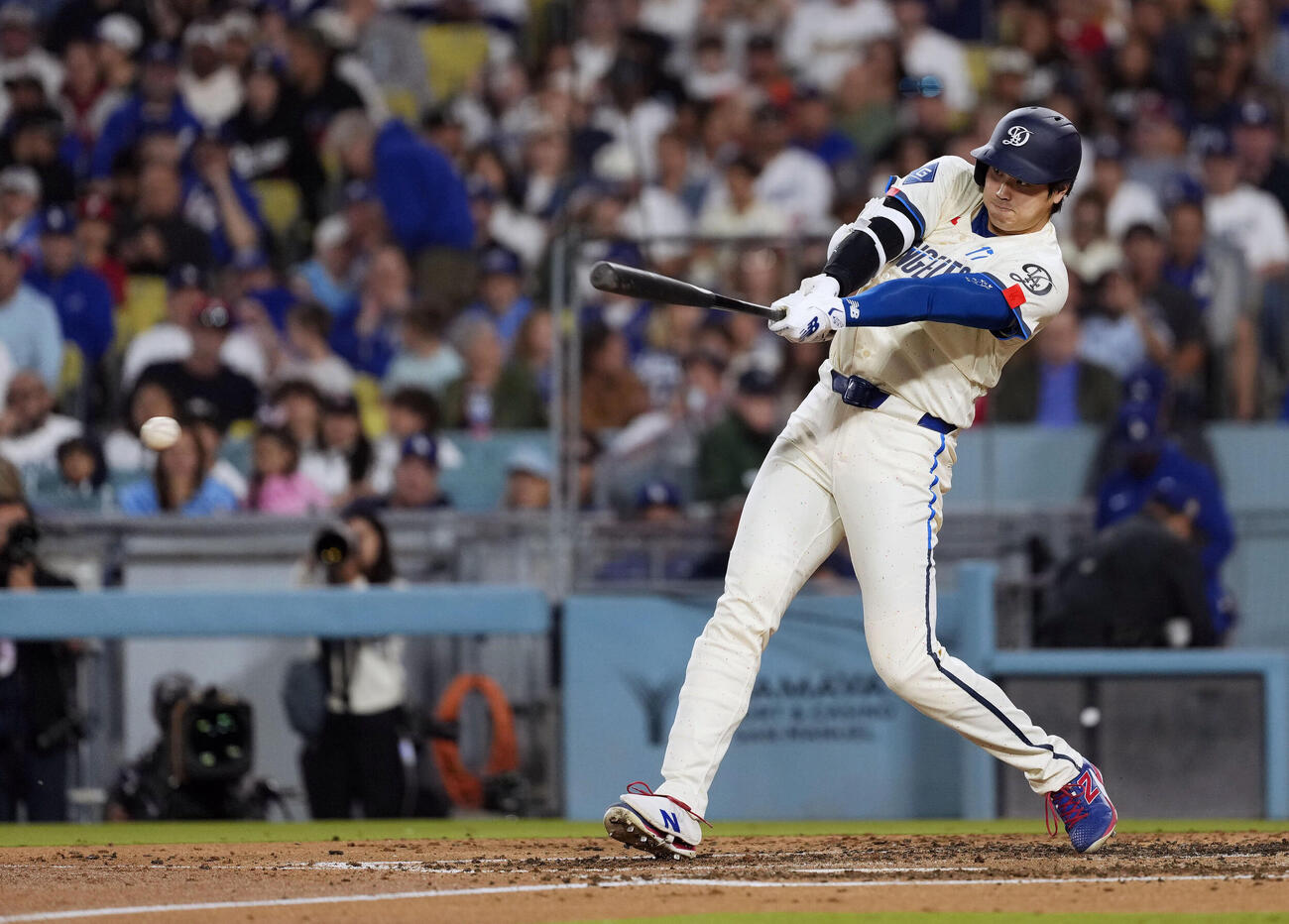 フィリーズ戦の4回、右前打を放つドジャース大谷翔平（共同）
