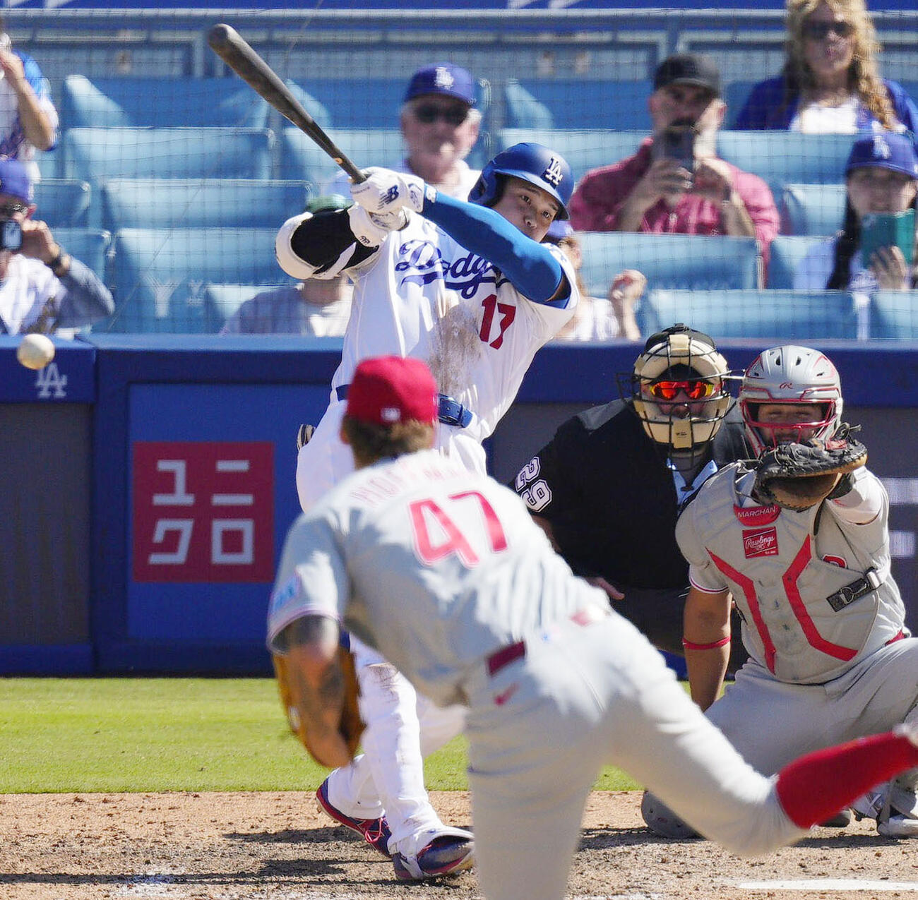 フィリーズ戦の8回、右前打を放つドジャース・大谷＝ロサンゼルス（共同）