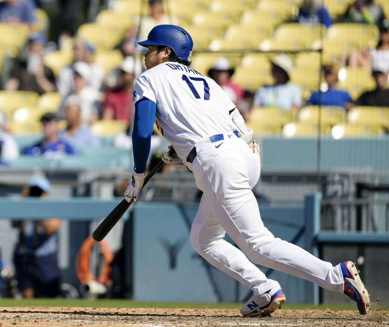 フィリーズ戦の8回、右前打を放つドジャース・大谷＝ロサンゼルス（共同）