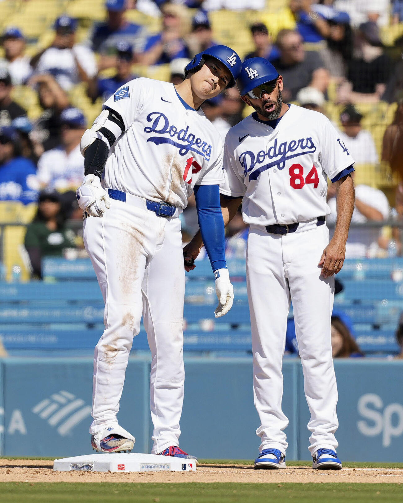 フィリーズ戦の8回、右前打で出塁したドジャース・大谷（左）＝ロサンゼルス（共同）