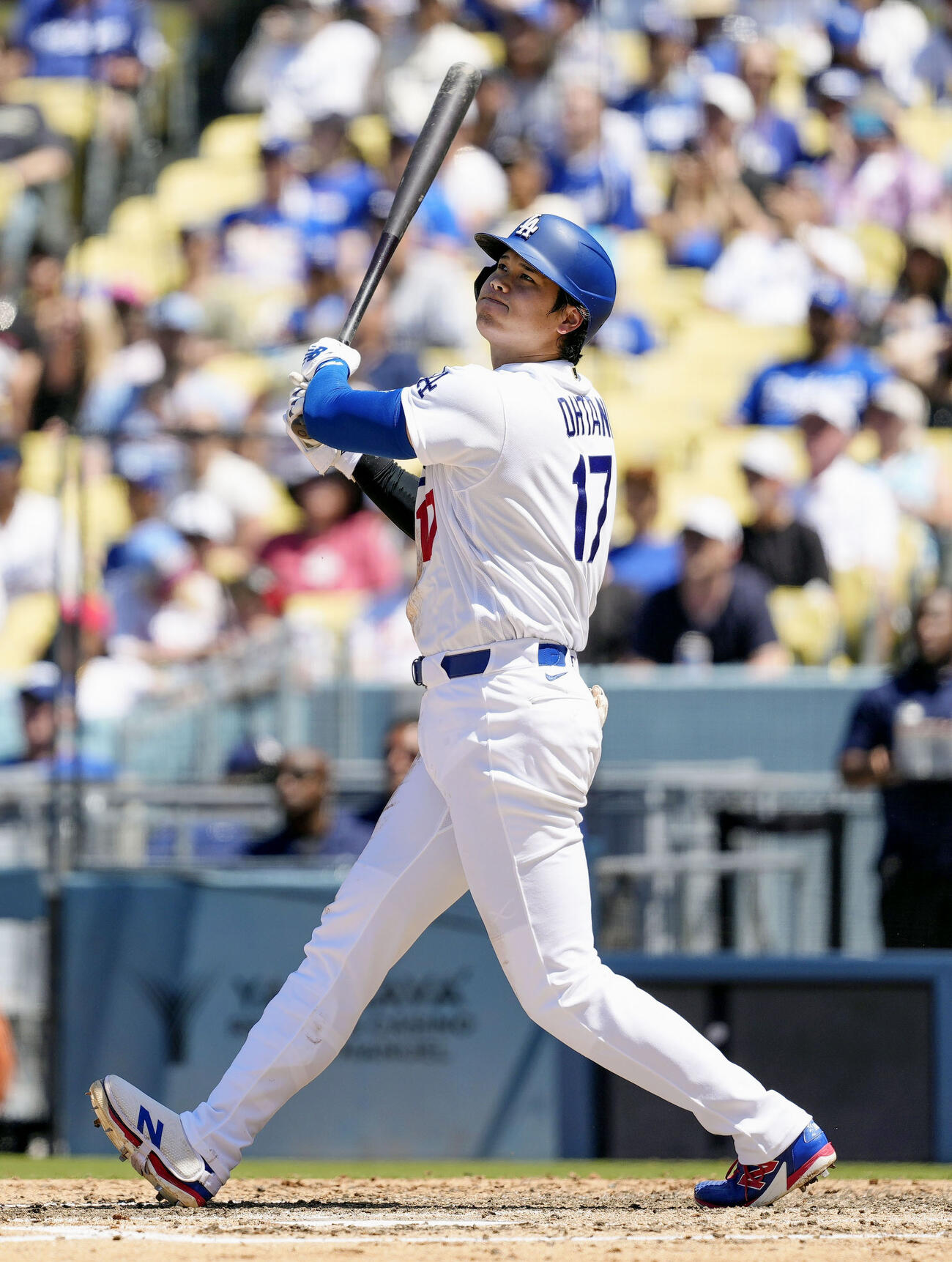 フィリーズ戦の4回、左飛に倒れたドジャース・大谷＝ロサンゼルス（共同）