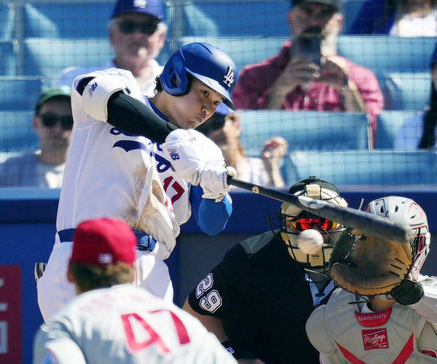 フィリーズ戦の8回、右前打を放つドジャース・大谷＝ロサンゼルス（共同）