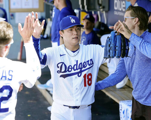 フィリーズ戦の6回途中で降板し、ベンチで迎えられるドジャース・山本=ロサンゼルス(共同)