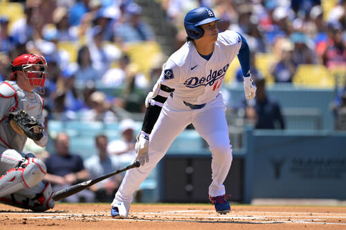 1回、右前安打を放つドジャース大谷(AP)