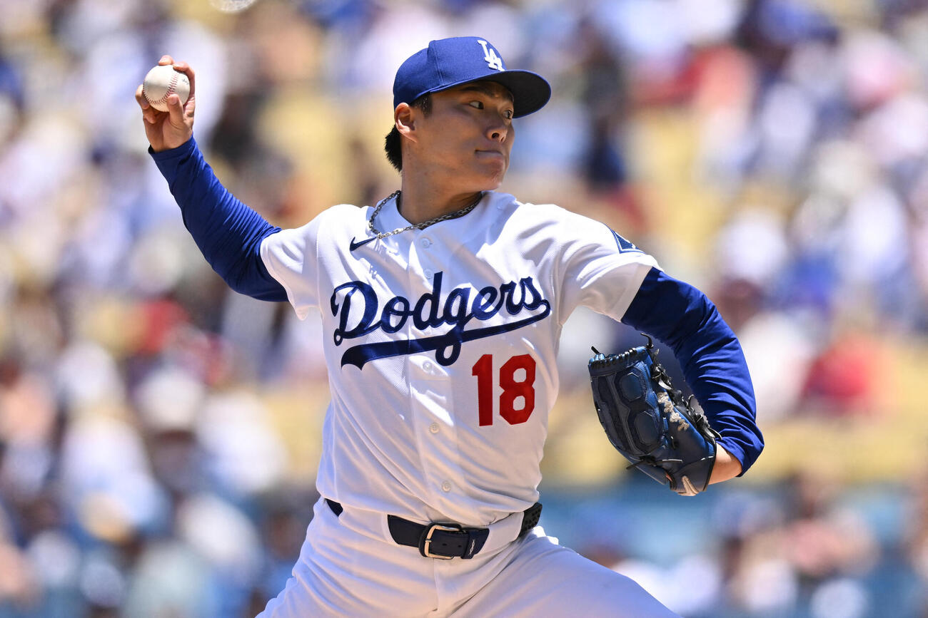 フィリーズ戦で力投するドジャース山本由伸（ロイター）