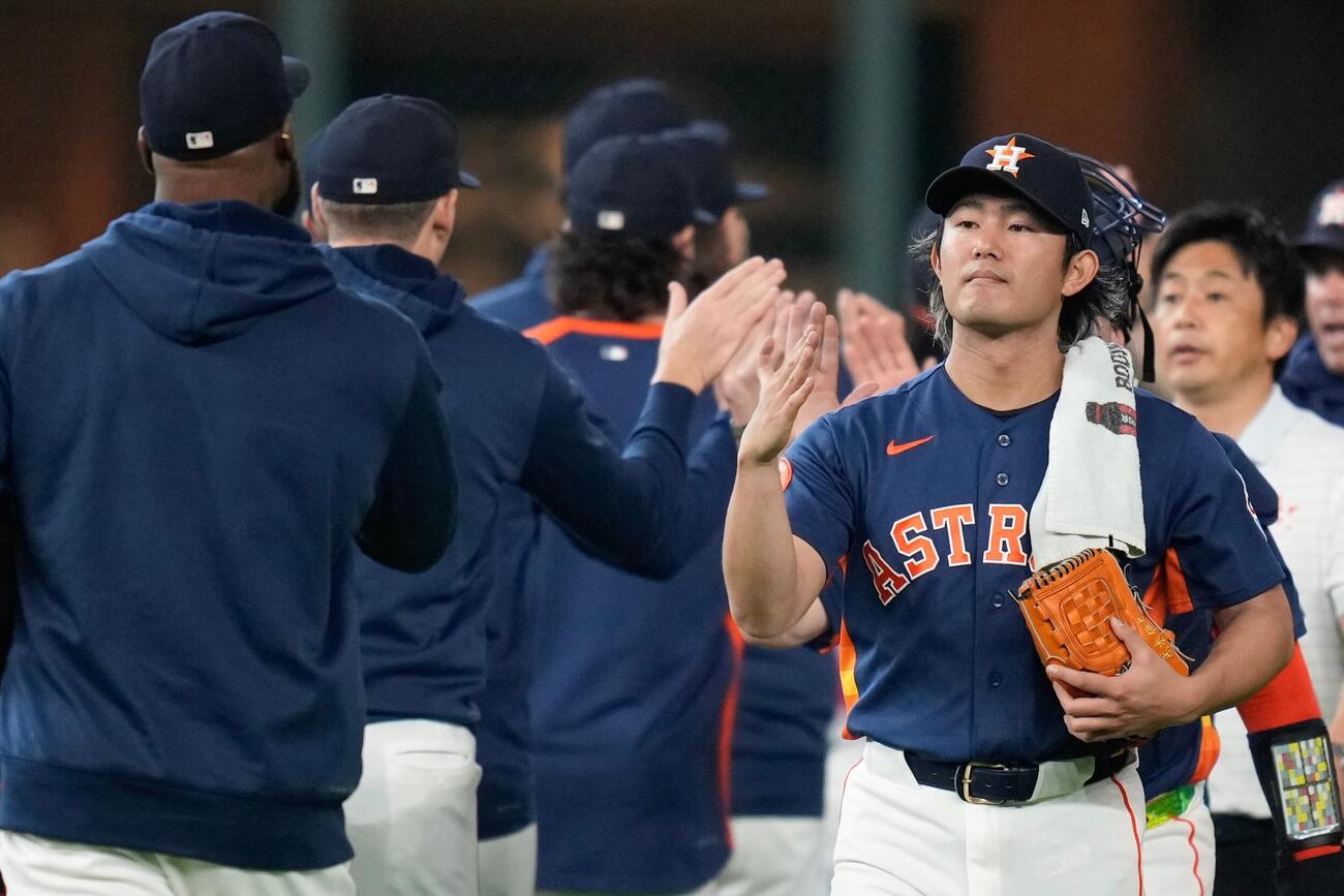 ブルワーズ戦前にハイタッチをかわすアストロズ今井達也（AP）
