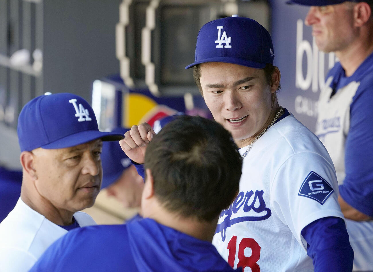 フィリーズ戦の6回途中で降板し、ベンチでロバーツ監督（左）と話すドジャース山本（共同）