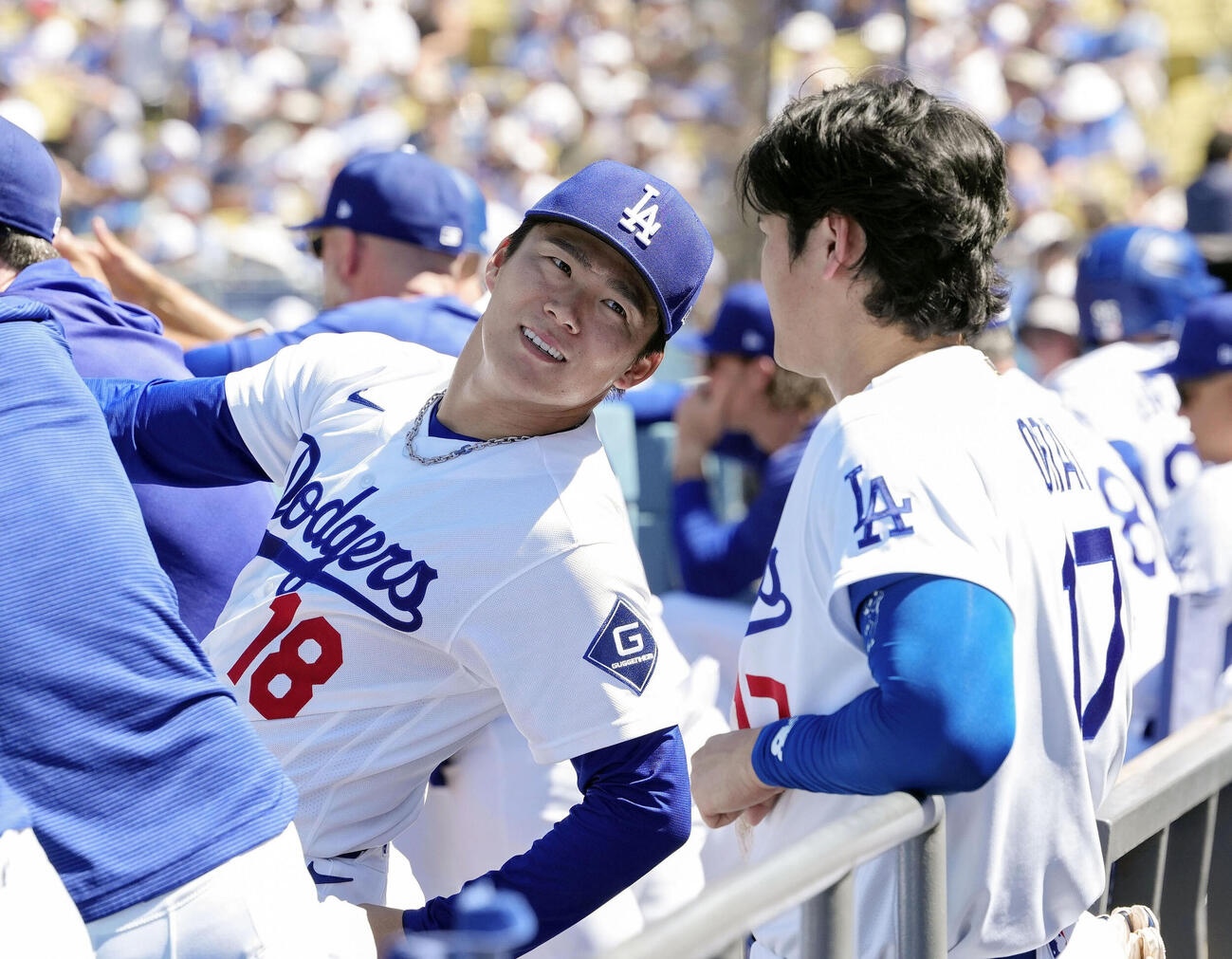フィリーズ戦の6回途中で降板し、ベンチで大谷（右）と言葉を交わすドジャース山本（共同）