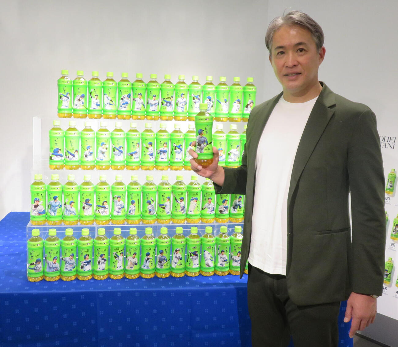 ドジャース大谷翔平投手の昨年の全本塁打を描いた「お～いお茶」のペットボトルが渋谷のスクランブル交差点付近に展示され、五十嵐亮太さんも駆けつけた