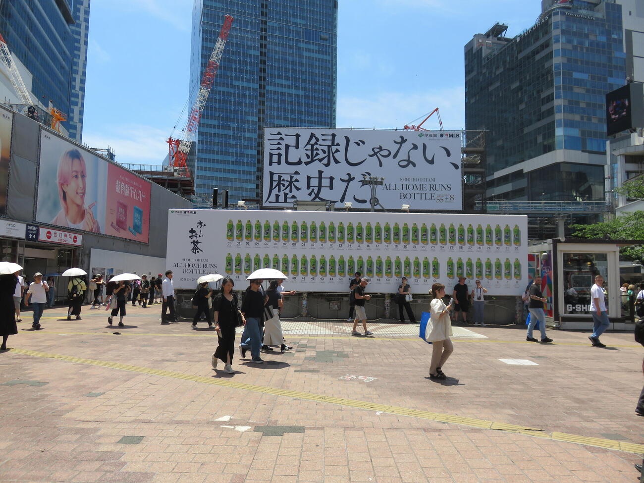 東京・渋谷のハチ公前に、ドジャース大谷翔平投手の昨年の全本塁打をイラスト化した「お～いお茶」の広告を展示された