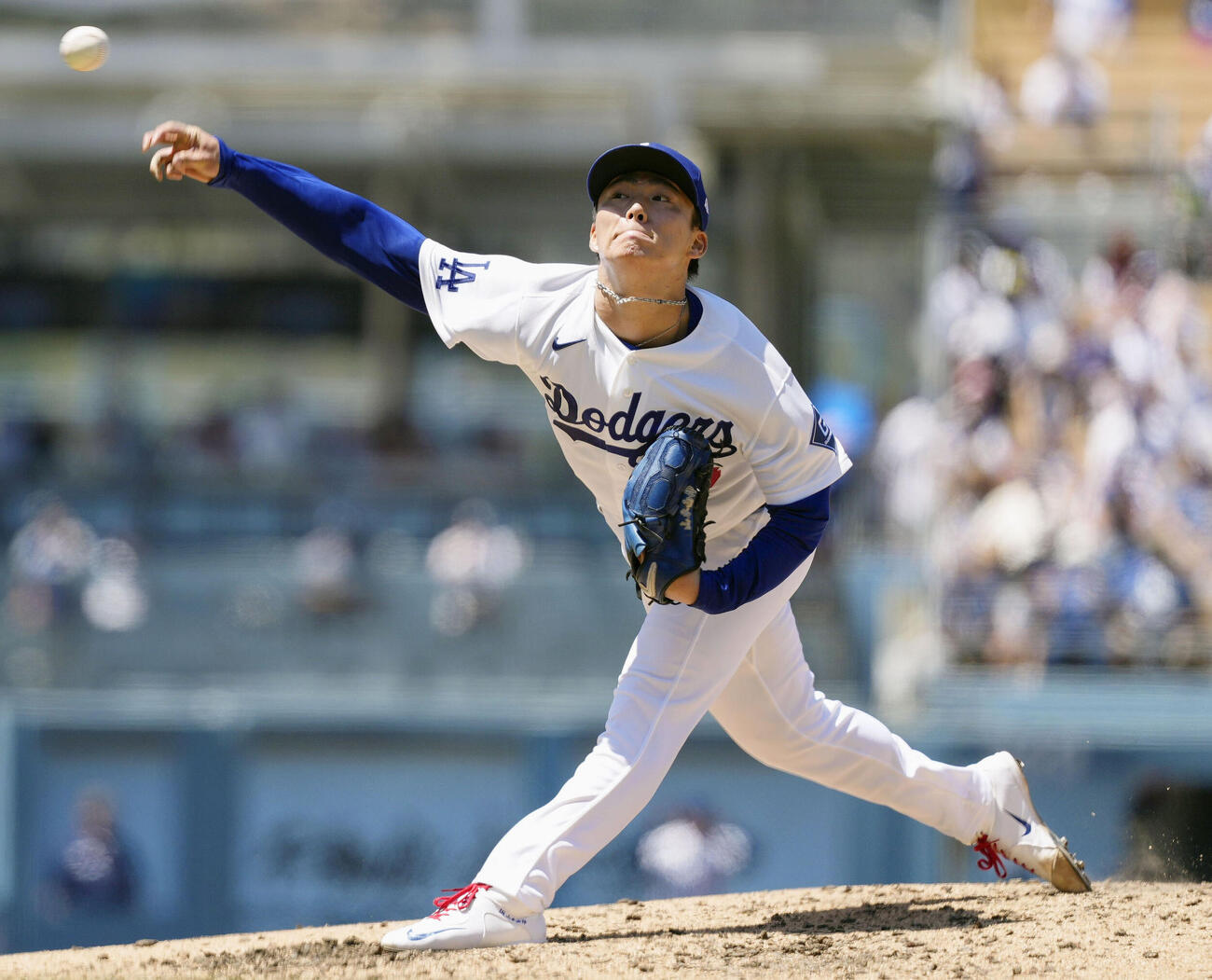 フィリーズ戦に先発して5回1／3を投げ、4安打無失点で5勝目を挙げたドジャース山本＝ロサンゼルス（共同）