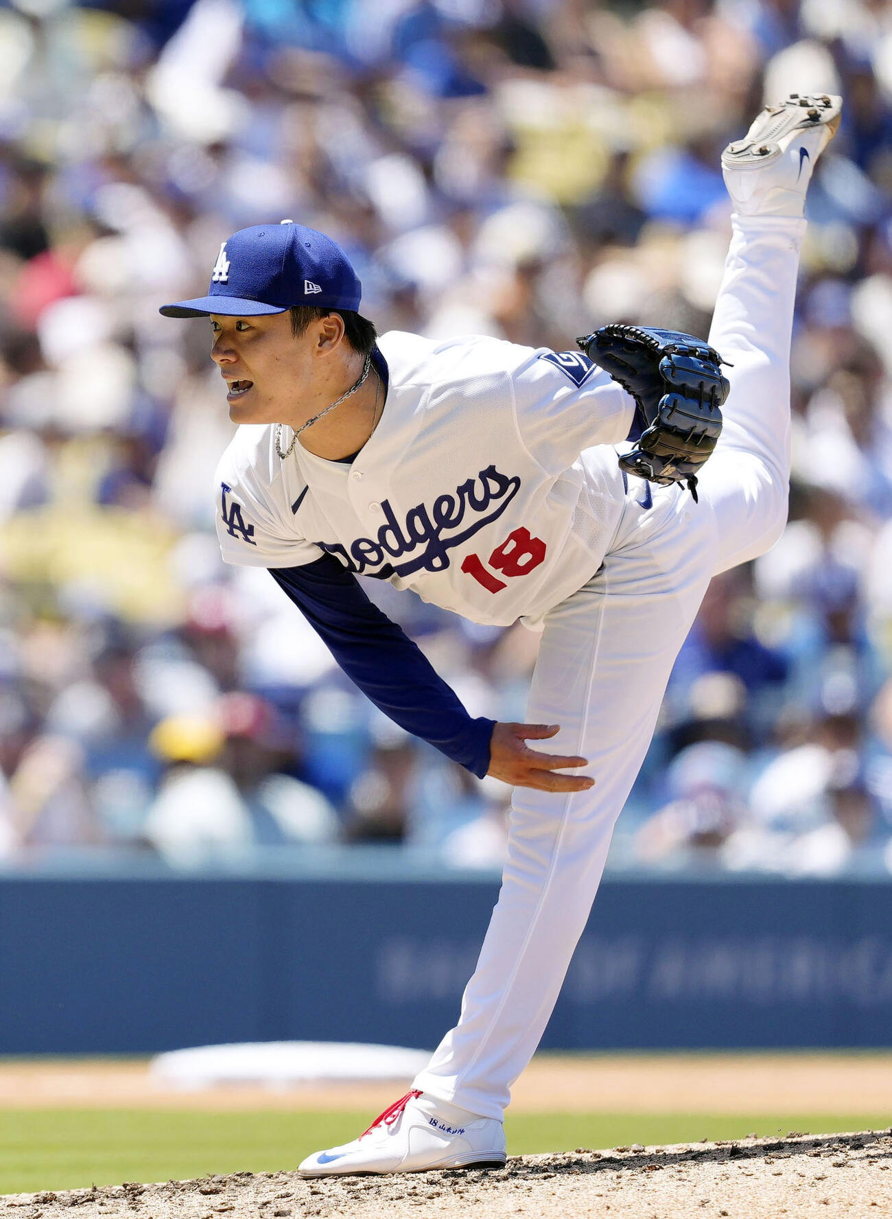 フィリーズ戦に先発して5回1／3を投げ、4安打無失点で5勝目を挙げたドジャース山本＝ロサンゼルス（共同）
