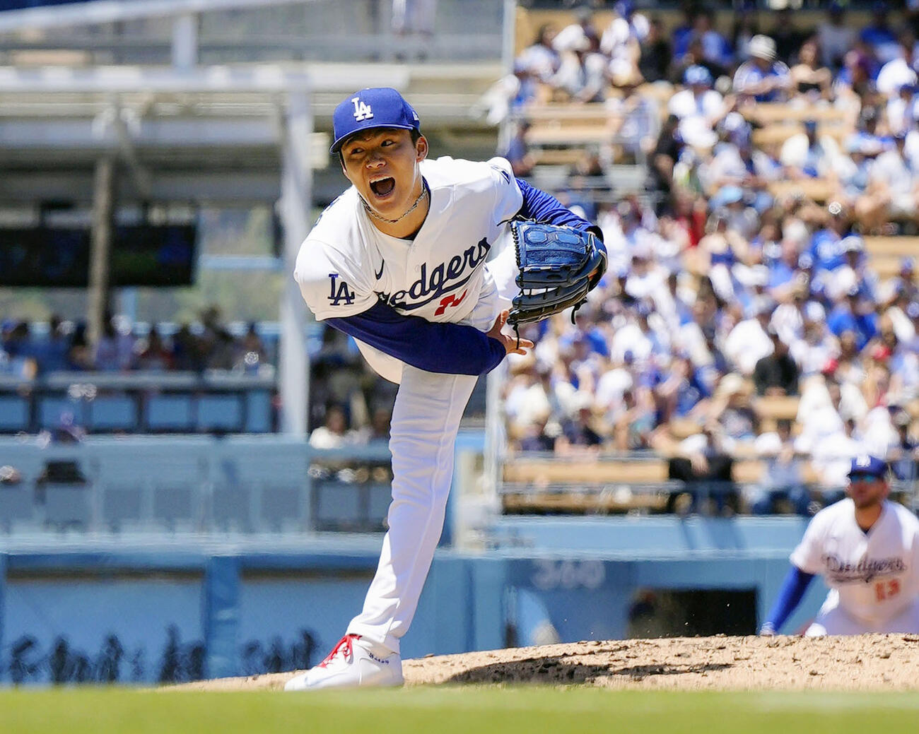 フィリーズ戦に先発して5回1／3を投げ、4安打無失点で5勝目を挙げたドジャース山本（共同）