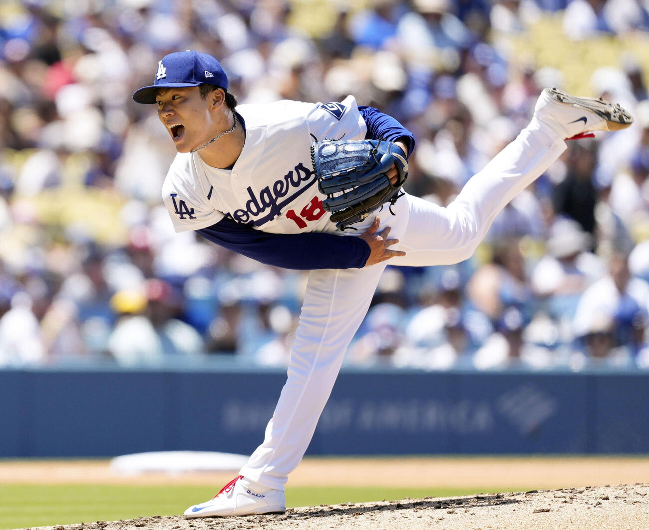 フィリーズ戦に先発して5回1／3を投げ、4安打無失点で5勝目を挙げたドジャース山本＝ロサンゼルス（共同）