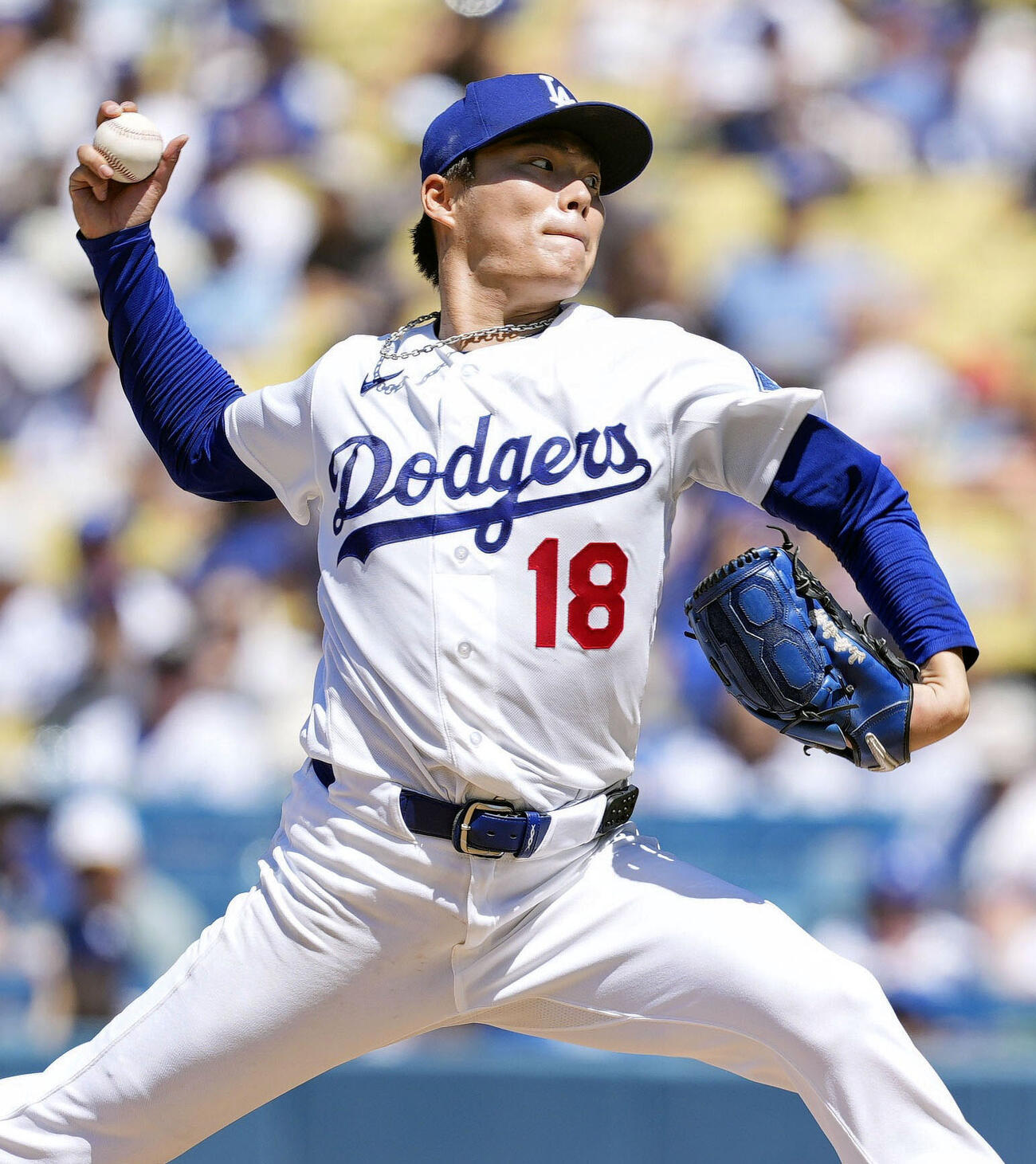 フィリーズ戦に先発して5回1／3を投げ、4安打無失点で5勝目を挙げたドジャース山本＝ロサンゼルス（共同）