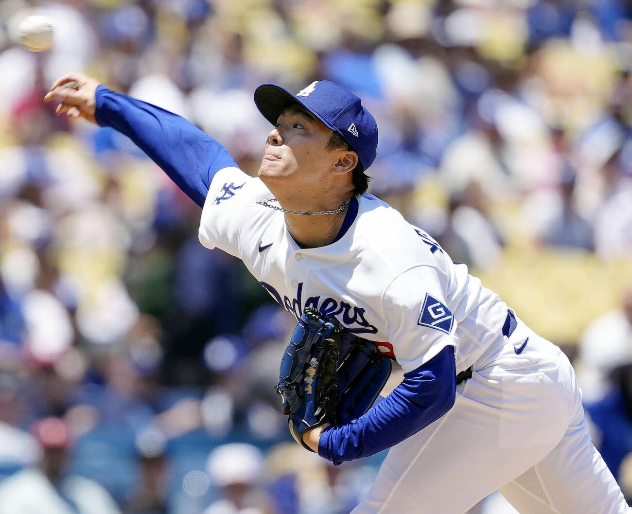 フィリーズ戦に先発して5回1／3を投げ、4安打無失点で5勝目を挙げたドジャース山本＝ロサンゼルス（共同）
