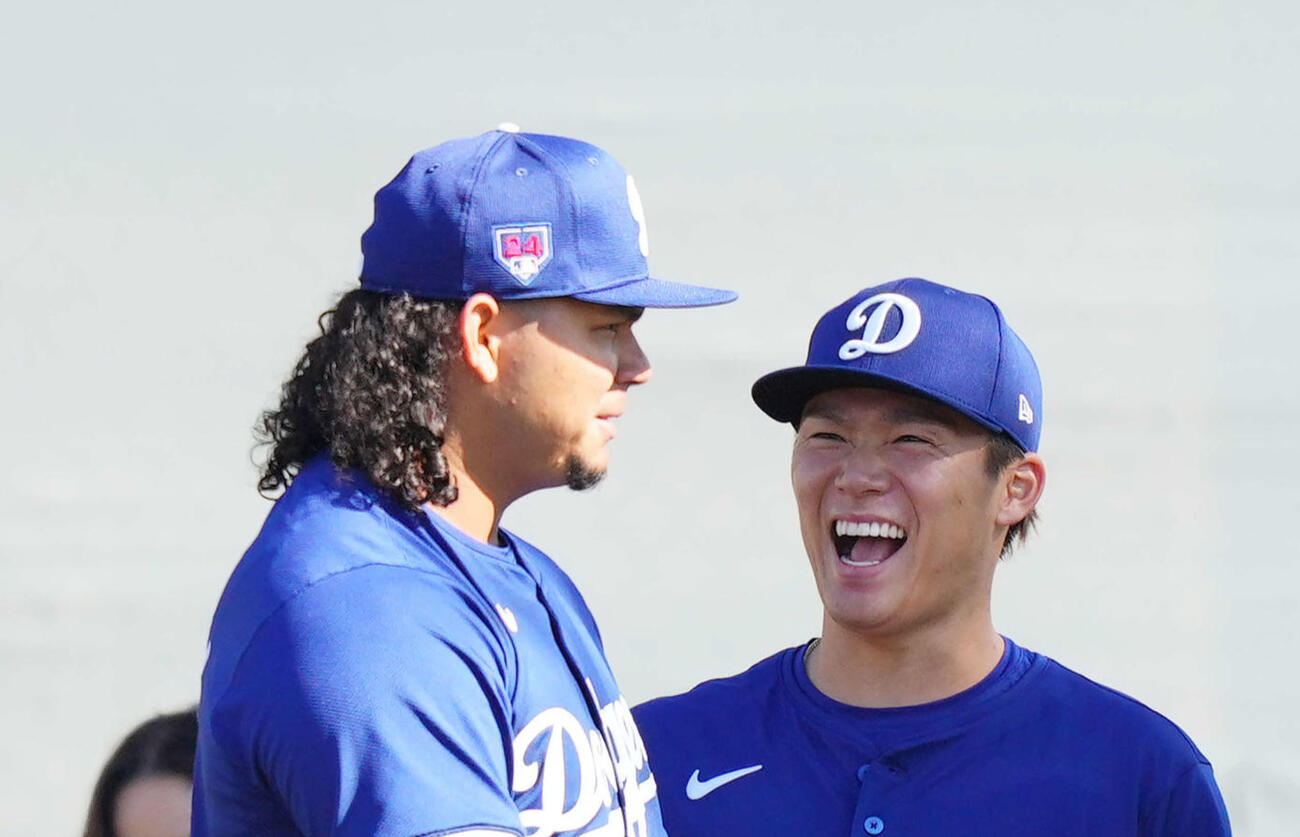 ドジャース・グラテロル（左）と談笑する山本由伸（2024年2月9日撮影）